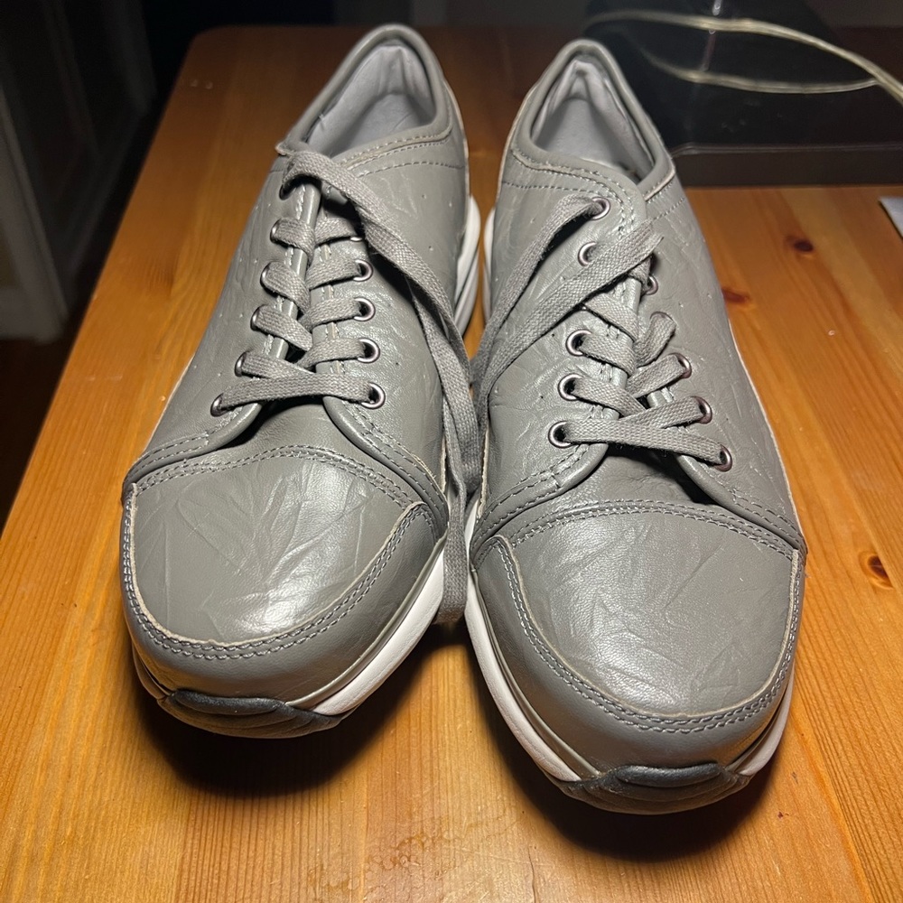 New MBT NAFASI women’s size 10.